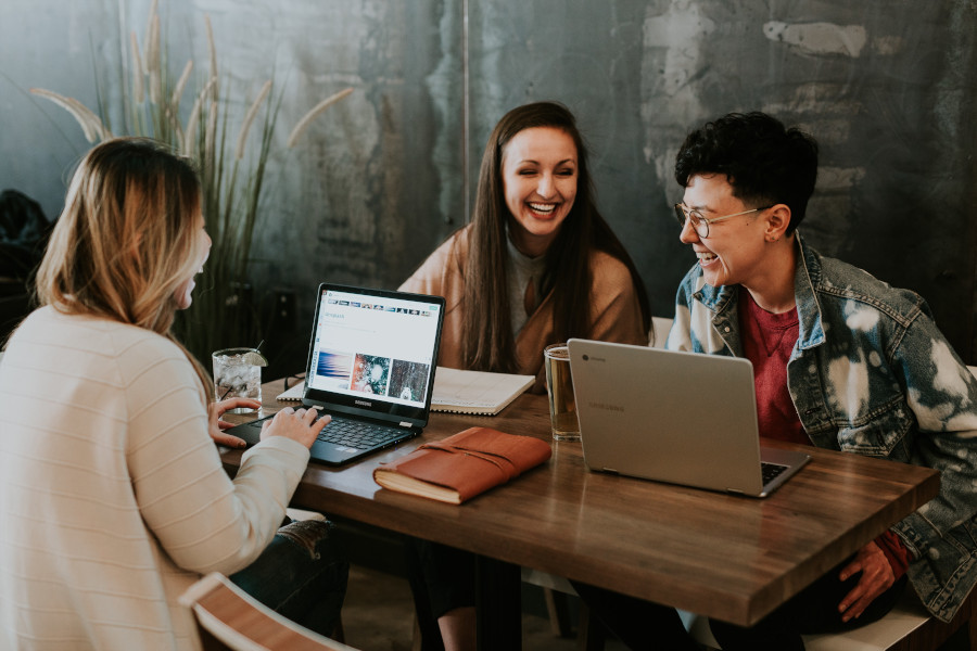 drei Personen besprechen Anschaffungspreis