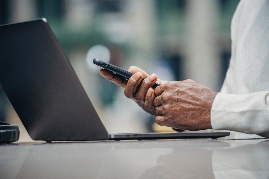 Person prüft Bonität online