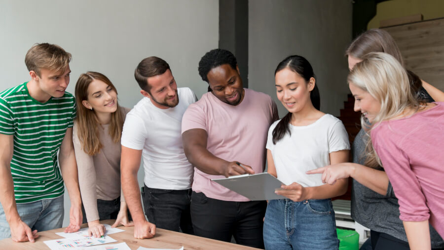 Kollegen besprechen wie sie IAB buchen können