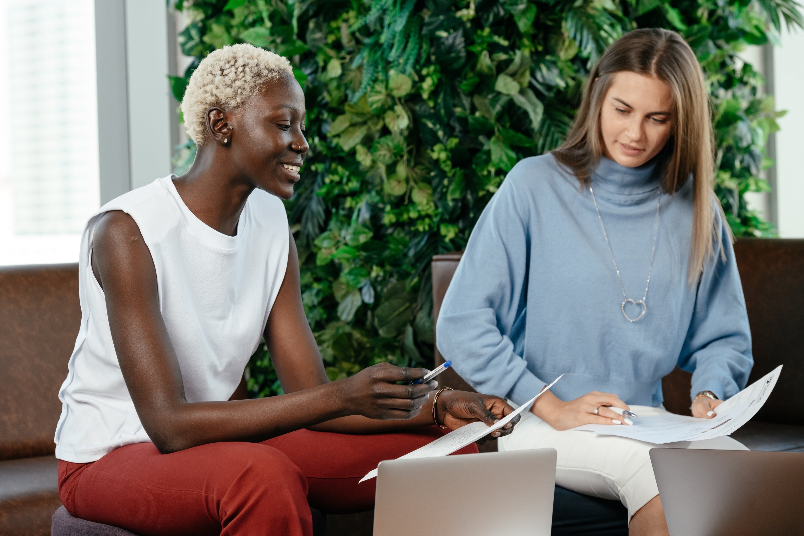 Zwei Frauen sprechen über degressive Abschreibungen