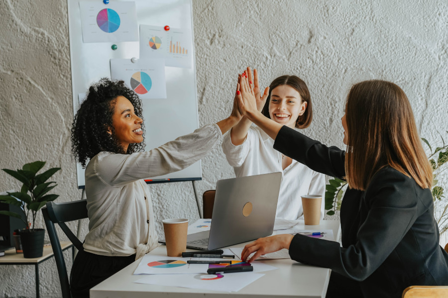 Drei Frauen haben Gewerbesteuer Vorauszahlung erledigt