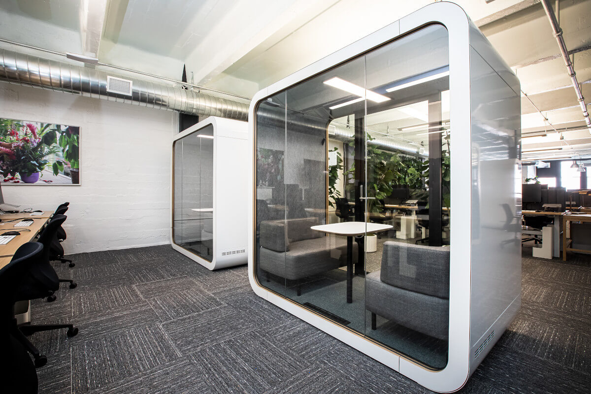 Meetingboxen auf Bürofläche