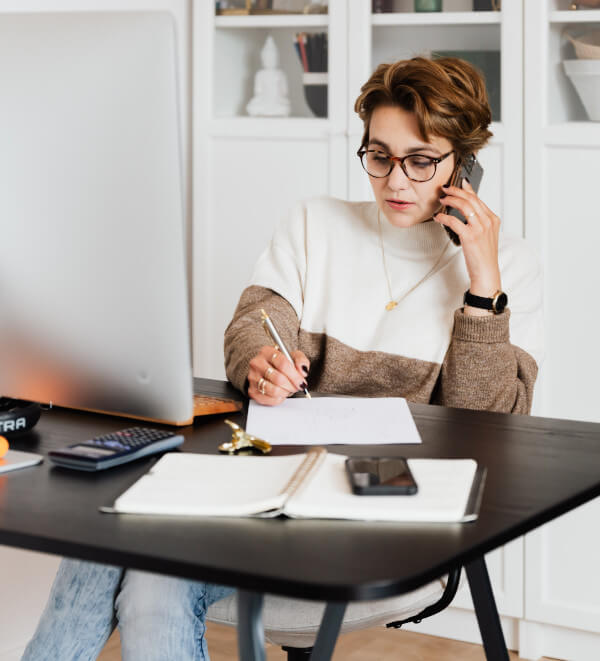 Frau bespricht Inventurdifferenz im Einzelhandel telefonisch