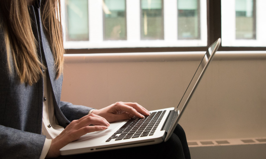 Person am Computer bucht Kapitalrücklage