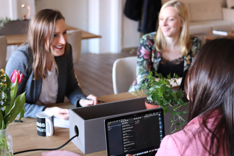 Drei Frauen besprechen langfristiges Umlaufvermögen