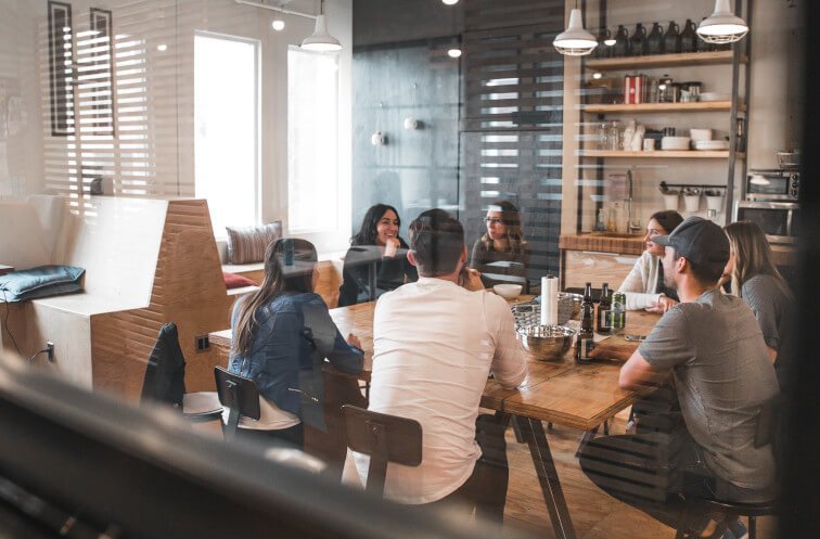 Personen besprechen gerichtliches Mahnverfahren