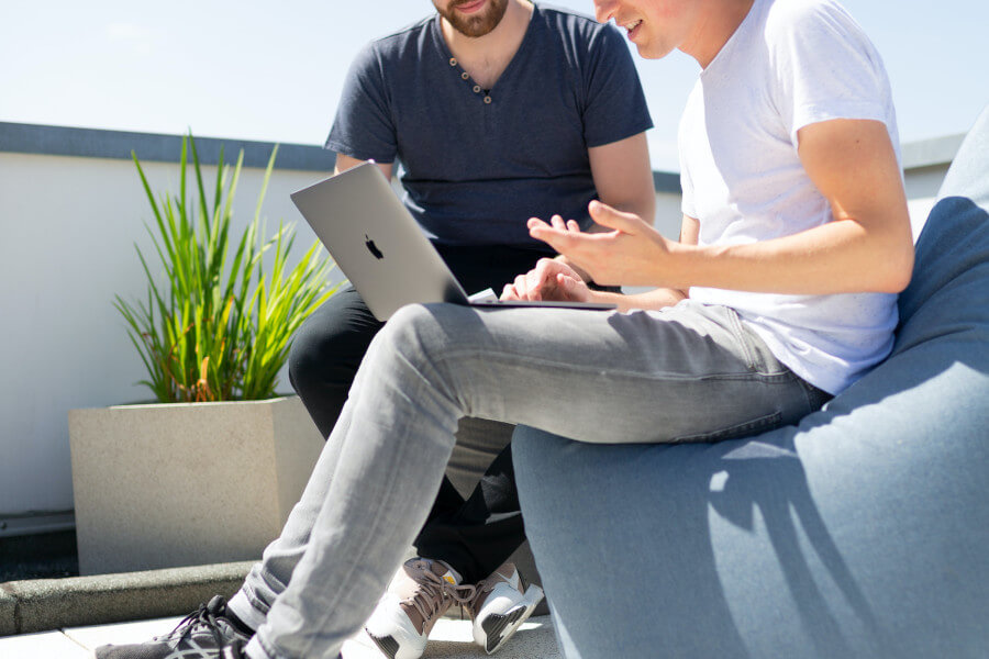 Zwei Personen buchen Pauschalwertberichtigung am Computer