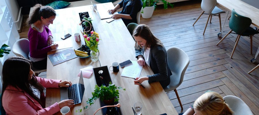 Personen bewahren Rechnungen am Arbeitsplatz auf