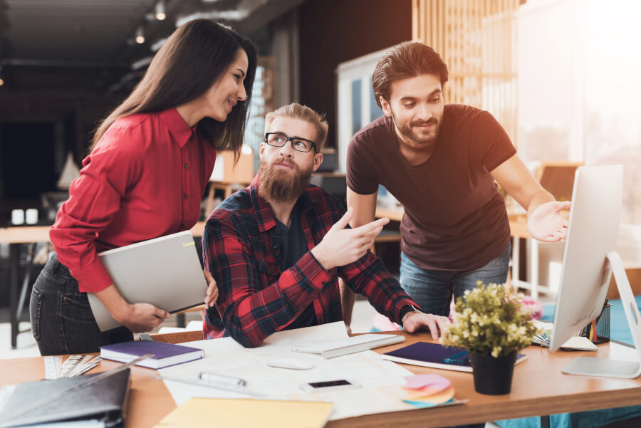 Arbeitskollegen besprechen Materialkosten-Berechnung