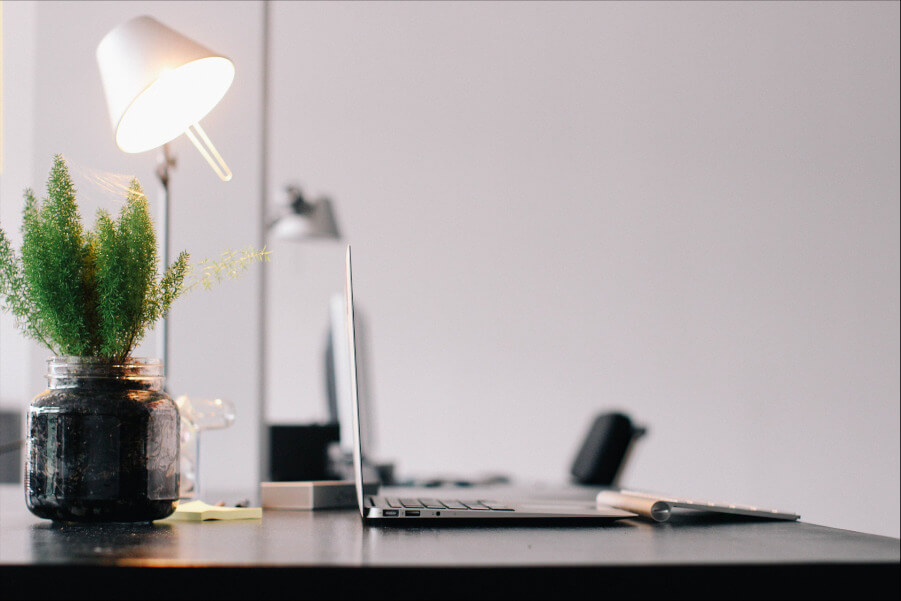 Arbeitsplatz mit Laptop zu verdeckte Gewinnausschüttung