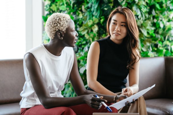 Zwei Frauen besprechen was eine Bonitätsprüfung ist